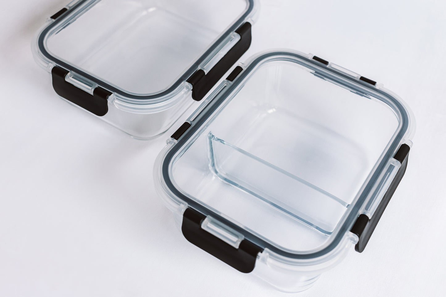 Una fotografía que muestra el detalle de un taper de cristal compartimentado de la marca cookbypro